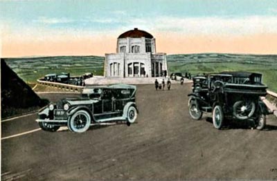 Late-1910s luxury cars "parked" at the Vista House.